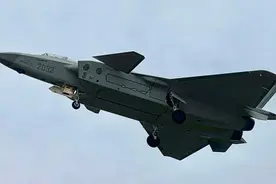 走在了世界前列！外媒：双座型歼20将是首款搭载无人僚机的五代机图片