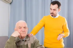 人到老了，才发现自己跟子女不是利益共同体，而是两个家庭！图片