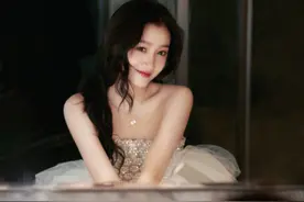 818晚会：周深戏腔惊艳，李克勤张碧晨感染力强，关晓彤疑假唱图片