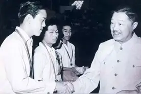 新中国历史上的第一个世界冠军容国团成当时的“全民偶像”，贺老总亲自在机场接机！图片