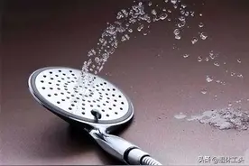 浴室淋浴头堵了别用针扎！教你几个小妙招，花洒出水均匀又干净图片