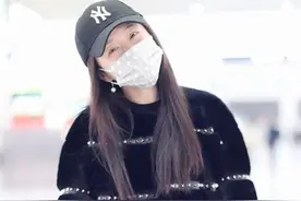 杨钰莹怎么老成这样了！穿貂皮拎4万6包炫富，罕见素颜双眼皮塌陷图片