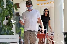 小李子又被曝和25岁模特恋上，两人在夜店热吻！网友：麻木了...图片