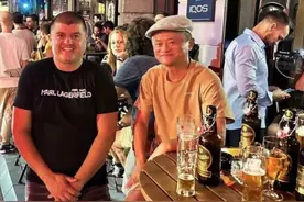 马云低调现身萨拉热窝！穿百元衣坐路边喝啤酒，红光满面心情佳图片