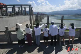 三角形四面体，原来三峡大坝截流都是用的这种石头｜沿着长江读懂中国——湖北千里长江行图片