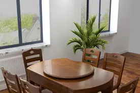 大方桌过时了！“新中式”实木餐桌一出，整洁美观，拍照给大家看图片