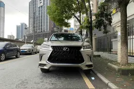 雷克萨斯LX570：它乃是一台霸气外露的雷克萨斯越野车图片