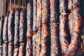 吃香肠时，蒸着吃还是煮着吃？今天教你正确做法，香肠不柴不硬图片