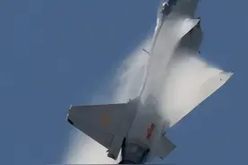 2003年，一架歼十战机突破音速 像一道闪电一样劈向地面 这是为何图片