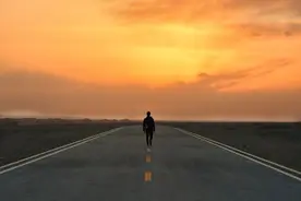 奔驰车主加油站傲慢洒钱：如果你不懂得尊重人，我写给你20条建议图片