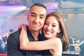 郑嘉颖妻子罕晒全家福！弟弟像外国人被质疑，网红出500万求验DNA图片