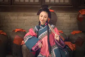 《金瓶梅》第24章：潘金莲：西门庆，你不要过来啊！我要叫人了图片