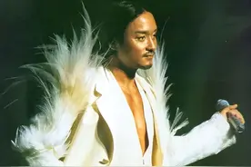 他穿深V露背装，和歌迷开黄色笑话，没被封号还引千万人点赞？图片