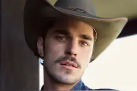 美国小鲜肉回农村修车干农活，一改鲜嫩形象成为阳刚村夫图片