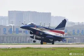 歼-10CY也太帅了，八一表演队改装新款战机，即将首秀兰卡威航展图片