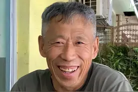 东北大爷进城再就业：既刷碗也探店，从蹩脚英语起步抖音圈粉600万图片