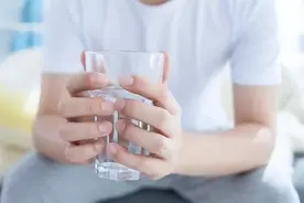 起床喝杯温水，相当于喝细菌？很多人误解了，医生告诉你真实答案图片