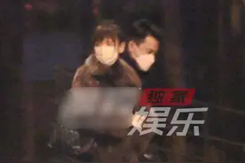 真怀孕？刘恺威带李晓峰参加聚会全程搀扶，女方遮掩小腹走路缓慢图片