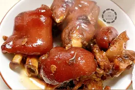 买猪蹄时，要分清前蹄和后蹄，老屠夫：差别挺大，买错难吃浪费钱图片