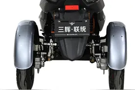两款灵活的电动小三轮，能遮风挡雨，价格不贵可上牌，适合老年人图片