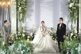 新娘将婚礼手捧花送婆婆新郎泪崩图片