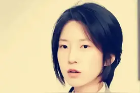 姜萍决赛后，一张手捏蛤蟆的照片跟着火了，网友起名：轻松拿捏图片