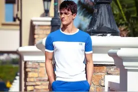 男人到中年少穿黑白灰，太老气！多穿这4种“年轻色”，减龄高级图片