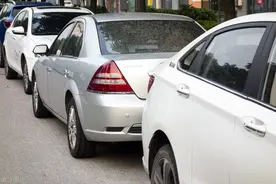 连接南宁亭子码头和滨江公园道路违停严重 南宁交警联合多部门整治效果明显图片