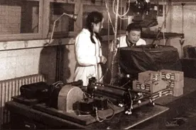 当时何泽慧排名第一，钱三强第二 ，后来她得到了他25个字之内的求婚信，居里夫妇出席他们的婚礼图片