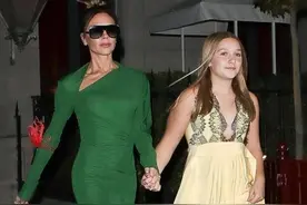 11岁的小七穿深V长裙啦！父母身旁很乖巧，胳膊比贝嫂的粗了太多图片