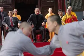 2006年，普京访问嵩山少林寺，观看少林二十四绝技，获赠武功秘籍图片