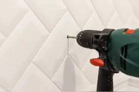 白墙脏了很难看，用不值钱的东西擦一擦，快速去除墙上各种痕迹图片