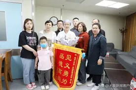 休假偶遇溺水儿童，郑大一附院护士15分钟跪地救援跑赢死神图片