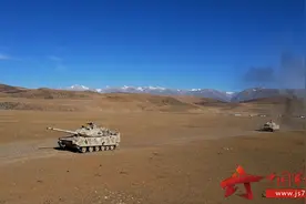 怒吼！怒吼！海拔4500多米 装甲分队展开远程机动和跨昼夜实弹考核图片