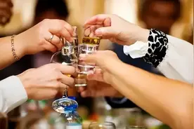 酒知识丨酒席上的敬酒与推杯，你都做对了吗？图片