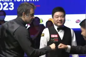 6-0！6-2！丁俊晖打疯了，4连鞭击溃奥沙利文，世界第1向球迷致歉图片