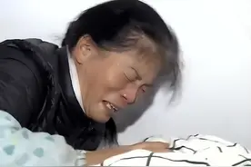湖南女大学生被男友抛弃后，和六旬流浪汉生下一女，亲妈崩溃大哭图片