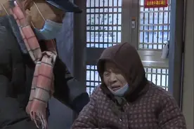 母亲突发脑梗，女儿近在咫尺却见死不救，儿子：良心都给狗吃了图片