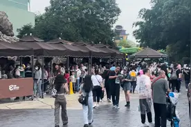 “五一”假期首天，珠海长隆海洋王国人从众，热门项目要排队35到60分钟图片