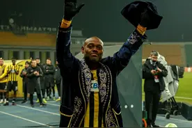 37岁鲁能旧将含泪离队！15球11助攻，一座冠军，身穿民族服饰告别图片