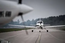 航空业困境：飞行员收入骤减，学员陪教员喝酒想“跑路”图片