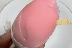 女子路边买鹅蛋煮后蛋清是粉色，专家：可能大鹅有炎症，血液渗透到了蛋中，煮熟可正常食用图片