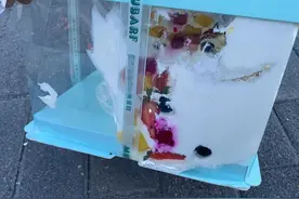 配送的蛋糕损坏，女顾客投诉到平台退款后小哥上门取：我吃完了啊图片