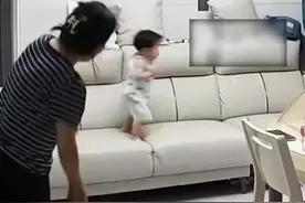 “神反应”！宝宝摔下沙发奶奶一下冲过去接住图片