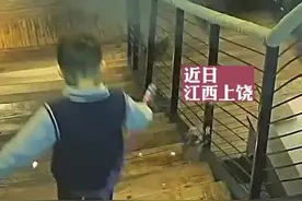 吓人！男孩室内放窜天猴喷出火星引大火图片