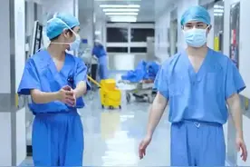 【练起来！#三甲医院医生教你3分钟颈椎操#】每天早晚三分钟，跟着节奏练，缓解肩颈酸痛。简单有效，适合久坐、低头玩手机人群，快来试试吧↓↓（来源：人民网）#健身#