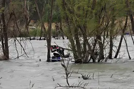 狂风将一钓鱼男子困在河中央，消防员驾冲锋舟救援图片