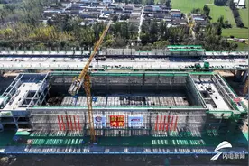 济滨高铁全线首座站房工程主体结构封顶图片