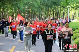 户外运动者跋涉山林拥抱大自然 山东掀起春游新热潮图片