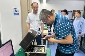 佩戴了追踪设备的野生鸟类 受访者供图图片